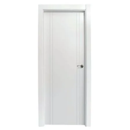 Puerta lacada blanca con líneas verticales