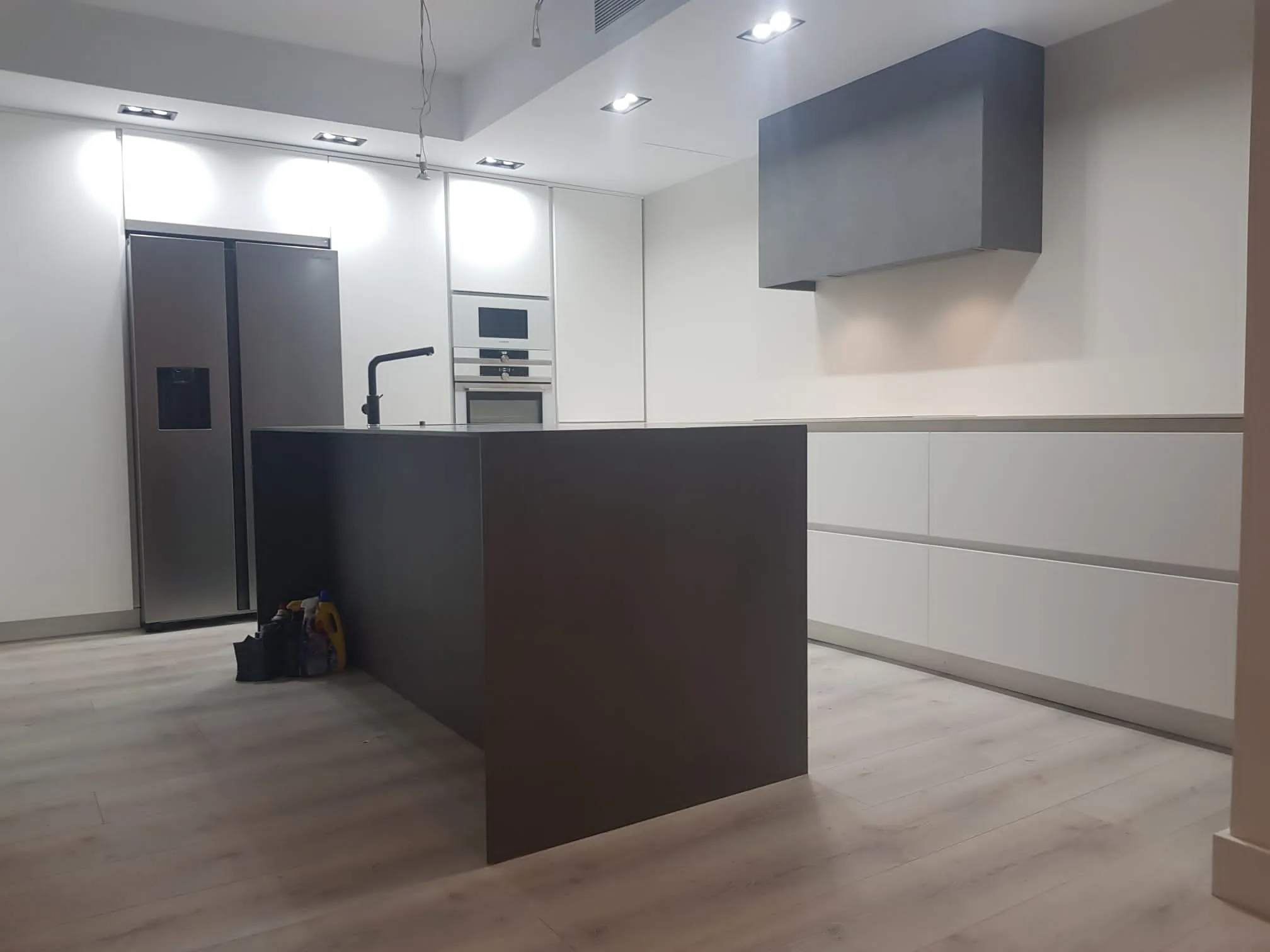 Cocina minimalista grande