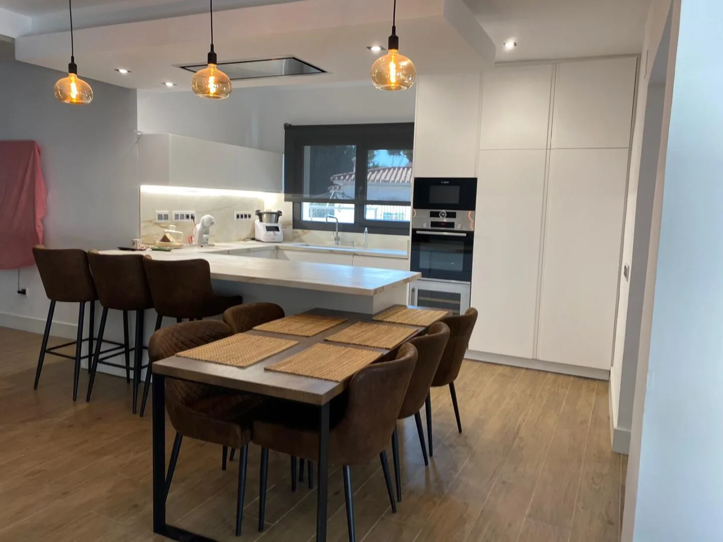 Cocina rectangular con mesa