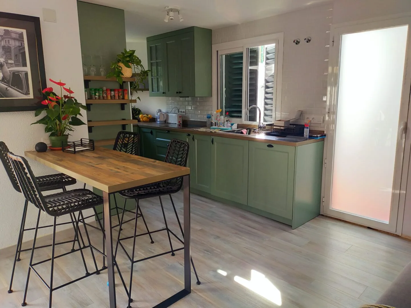 Cocina verde oliva en L