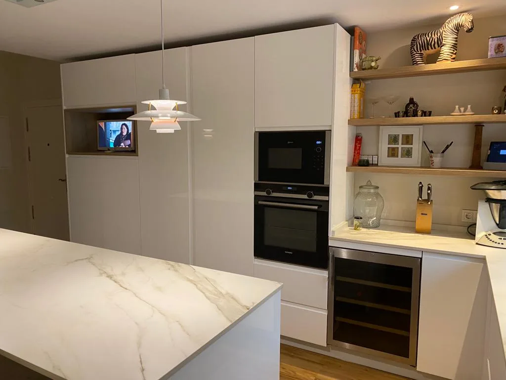 Cocina con placa de inducción invisible